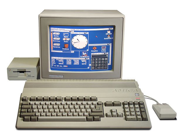 Commodore Amiga 500 с монитором CRT и внешним дисководом