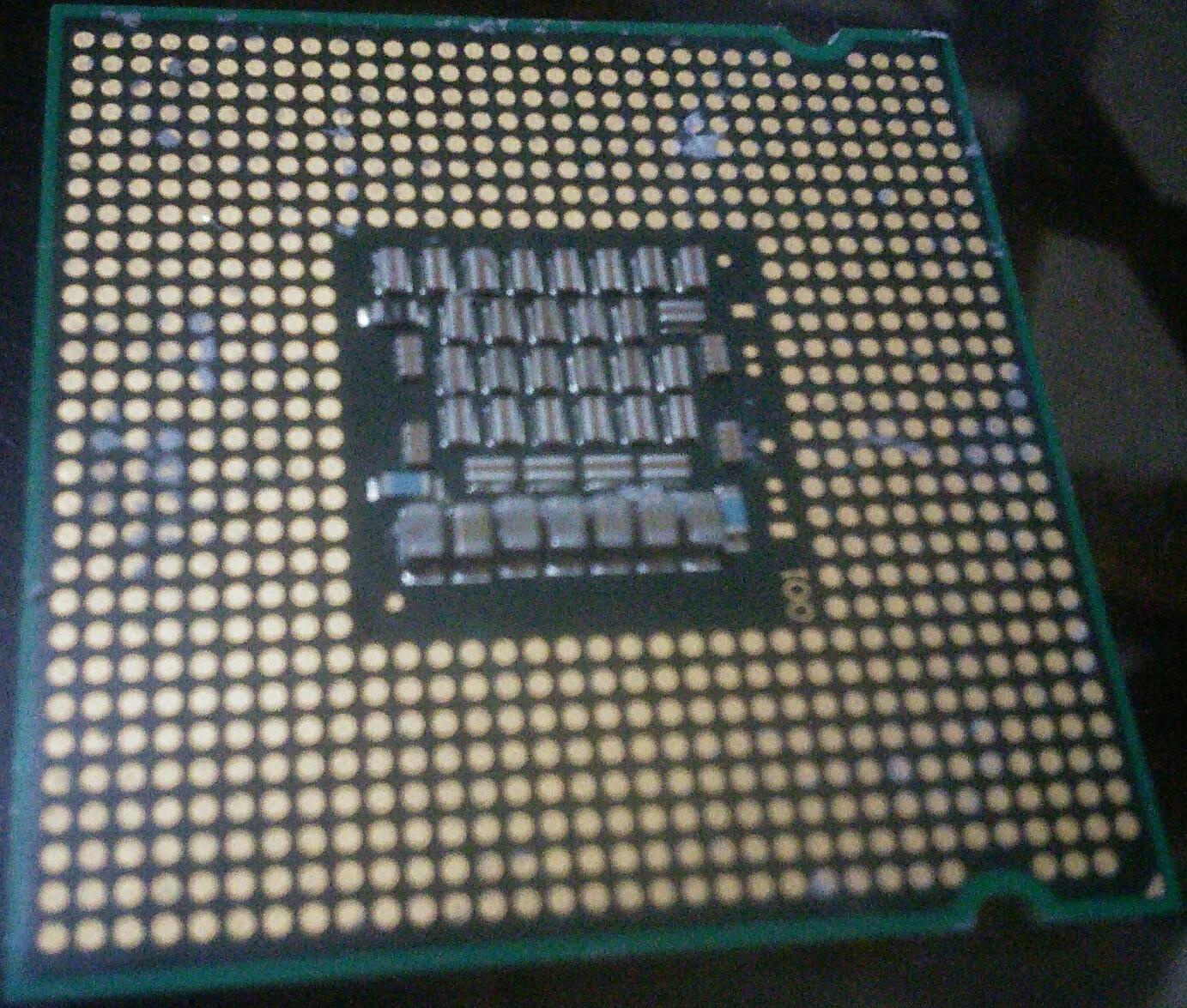 Как прошить процессор. Контактная подошва процессора Intel. Контактная площадка процессора Intel. Поврежденный процессор. Обратная сторона процессора Интел.